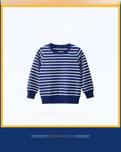 Dettaglio della felpa in cotone a righe bianche e blu per bambini con polsini a coste