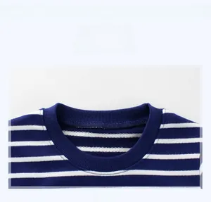 Dettaglio del maglione a righe blu che mostra il girocollo e la trama del tessuto a maglia