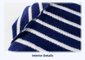 Dettaglio cucitura interna e tessuto in maglia a righe blu del maglione bimbi