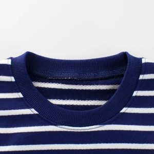 Primo piano della maglia in cotone a righe bianche e blu con girocollo a costine elasticizzato