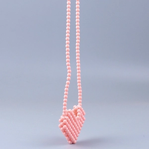Mini borsa a tracolla fatta a mano con perline rosa a forma di cuore e cinturino coordinato