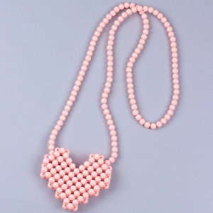 Dettaglio della mini borsa a tracolla fatta a mano con perline acriliche rosa a cuore