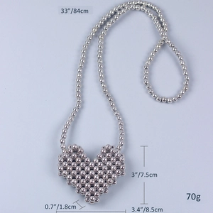 Dimensioni dettagliate di una mini borsa a tracolla con perline argentate a cuore