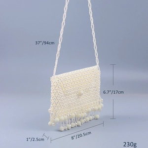 Détail du sac bandoulière en perles avec franges et mesures de dimensions précises