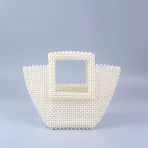 Sac à main élégant en perles blanches avec poignées carrées et forme trapèze