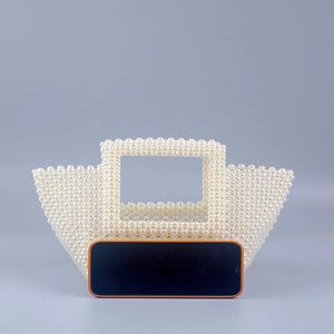 Sac à main élégant pour femme en perles blanches fait main de forme trapèze