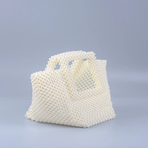 Sac à main élégant pour femme en perles fait main avec un design trapèze chic