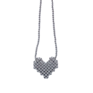 Mini collana di perline in acrilico con ciondolo a cuore argento e design minimalista elegante
