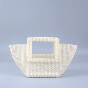 Détail du sac à main élégant en perles blanc crème avec texture tissée à la main