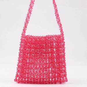 Detailaufnahme der rosa Perlenhandtasche mit feiner Rautenstruktur und Handarbeit