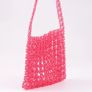 Detail einer handgefertigten rosa Perlenhandtasche mit feinem Hohlwebmuster