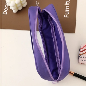 Vista dettagliata dell'astuccio viola a doppio strato con lo spazio interno