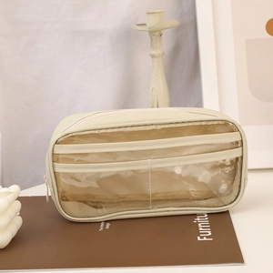 Dettaglio dell'astuccio beige a doppio strato con finestra in PVC trasparente e zip