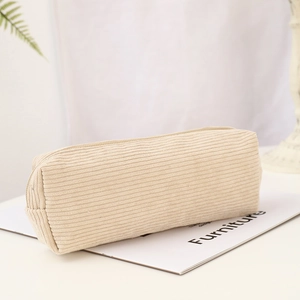 Détail de la trousse en velours côtelé blanc crème avec texture et fermeture