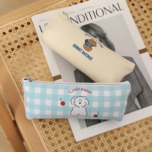 Astuccio per matite capiente in tela con motivi a orsetto e cane a scacchi blu