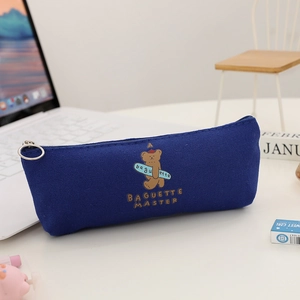 Dettaglio dell'astuccio in tela blu scuro con motivo orso e anello a cerniera