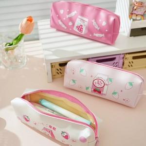 Astuccio per matite motivo fragola in pelle PU capiente con chiusura a zip rosa chiaro