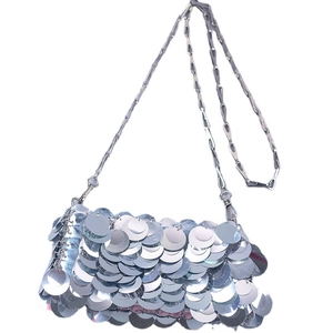 Sac à bandoulière argenté à paillettes avec texture écailles et fine chaîne métallique