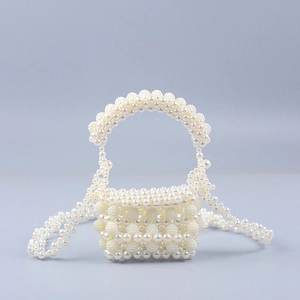 Gros plan détaillé d'un mini sac à main artisanal en perles blanches avec bandoulière