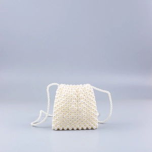 Mini sac bandoulière fait main en perles de forme trapèze avec longue bandoulière