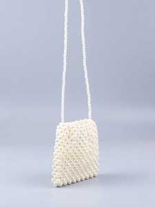 Détail d'un sac tissé en perles blanches fait main montrant le tressage complexe
