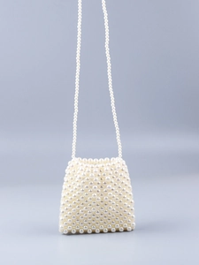 Détail du mini sac bandoulière fait main en perles synthétiques avec texture brillante
