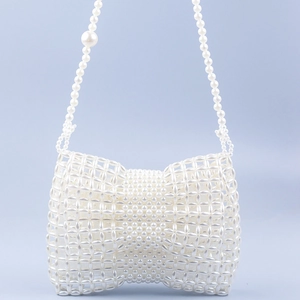 Sac bandoulière fait main en perles avec une forme de nœud élégante et bandoulière