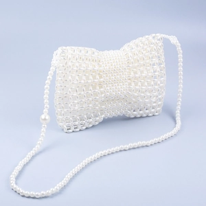 Détail du sac de soirée fait main en perles roses avec élégante bandoulière en perles fines