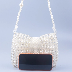 Détail du sac à bandoulière en perles roses avec téléphone pour référence de taille