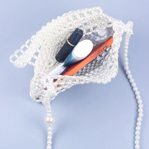 Sac bandoulière en perles fait main avec design tissé et vue sur le compartiment