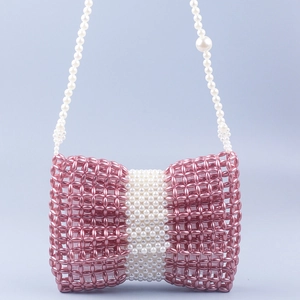 Détail du sac noeud en perles fait main rose et blanc avec texture perlée délicate