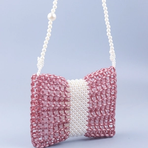 Détails du sac à bandoulière fait main en perles roses avec élégante bandoulière en perles