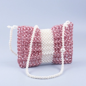Sac à bandoulière en perles roses en forme de nœud avec perles blanches et rabat rétro