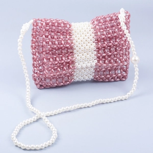 Sac bandoulière perlé à la main avec nœud rose pour des soirées élégantes et chics
