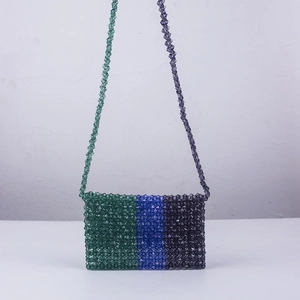 Sac bandoulière en perles fait main avec blocs de couleurs vert bleu et violet