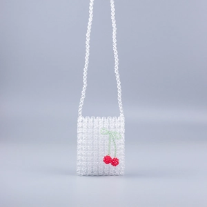 Sac bandoulière fait main en perles acryliques avec motif cerise rouge et bandoulière