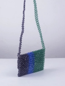 Détail d'un sac bandoulière fait main en perles acryliques tricolores bleu vert et violet