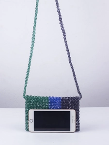 Comparaison de taille du sac à bandoulière en perles tressées vert bleu et violet