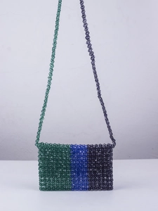 Détail du sac à bandoulière fait main avec perles en acrylique vertes bleues et violettes