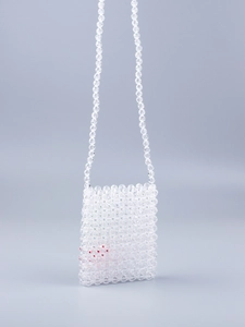 Détail du sac bandoulière fait main en perles acryliques transparentes avec cerises