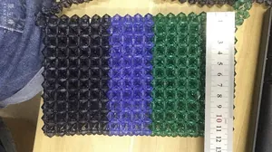 Vue détaillée de dessus d'un sac bandoulière en perles fait main, bleu, vert et noir