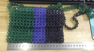 Détail du sac bandoulière fait main en perles acryliques vertes, bleues et noires