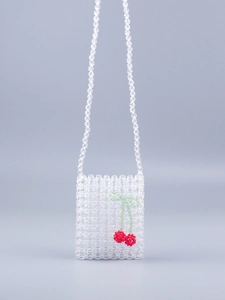 Détail d'un mini sac en perles transparentes fait main avec motif cerise et bandoulière