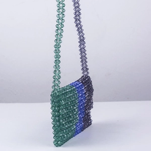 Sac bandoulière perlé fait main avec motifs de blocs vert bleu et violet vifs