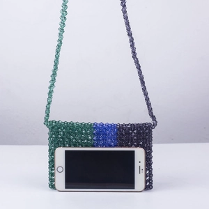 Sac bandoulière fait main en perles acryliques dégradé vert et bleu avec référence de taille