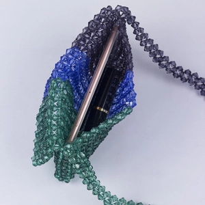 Sac bandoulière fait main en perles vert bleu gris avec un design tissé en acrylique