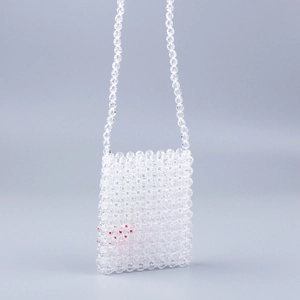 Sac bandoulière artisanal en perles acryliques transparentes avec motifs de cerises rouges