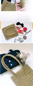 Détails des perles dorées vintage sur un sac à main tissé artisanalement avec bandoulière