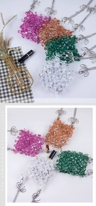 Détail de sacs à bandoulière faits main en perles acryliques avec chaîne et boucle nœud