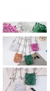Détail macro du sac en perles acryliques avec chaîne argentée et décor de nœud
